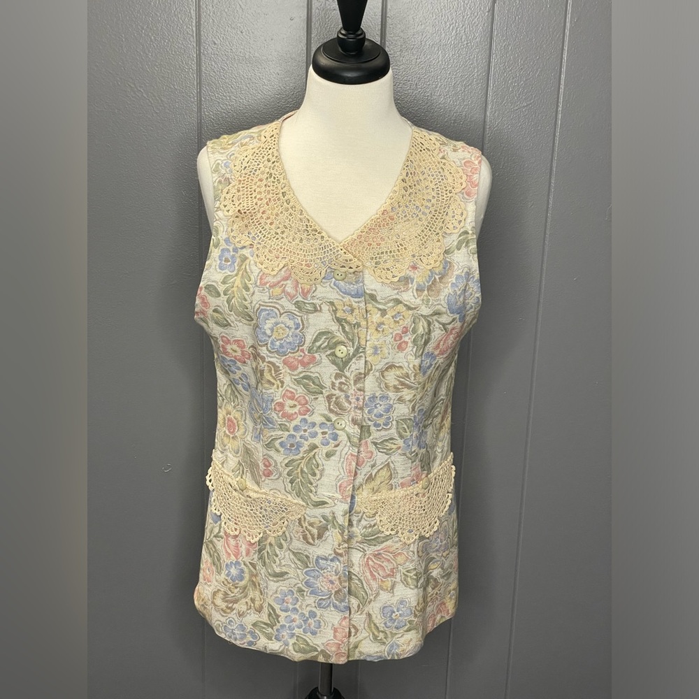 Vintage floral long vest. No tags, fits a size medium.